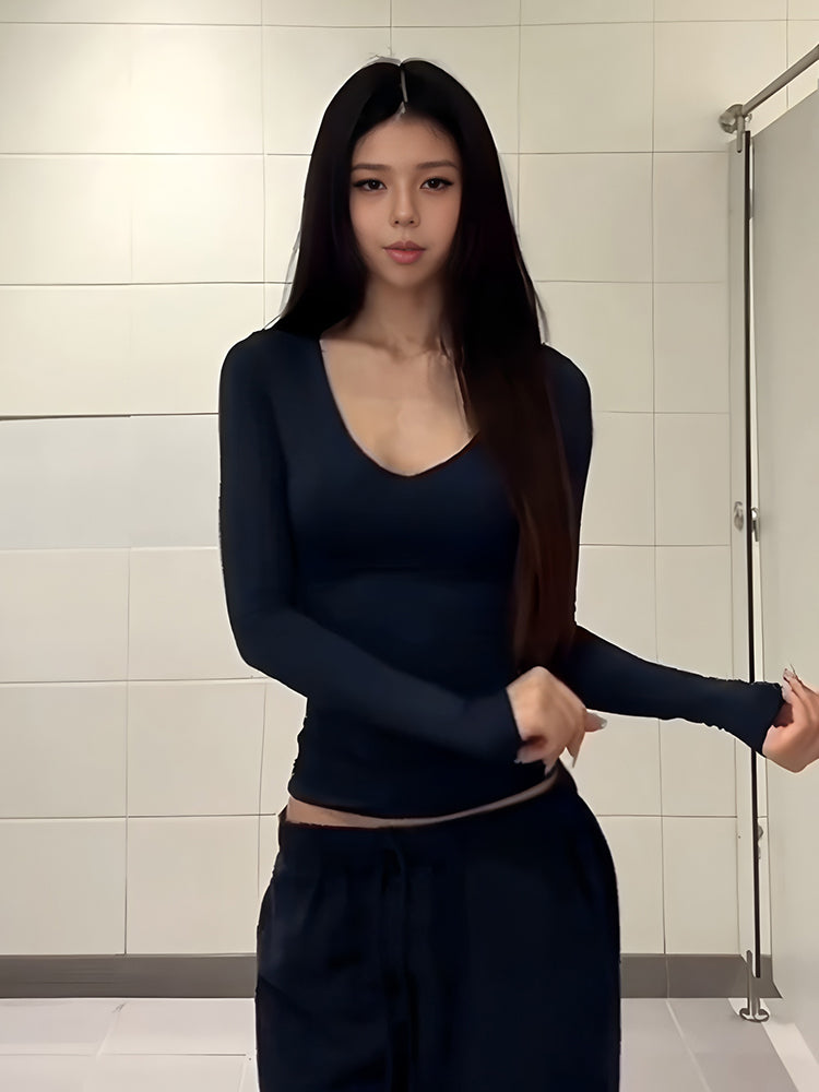 Qadınlar üçün Amerika üslubunda seksual V-yaxalı uzunqol futbolka, 2025-ci ilin payızının əvvəlləri üçün yeni model, incə oturuşlu, elastik bel çəkən köynək.