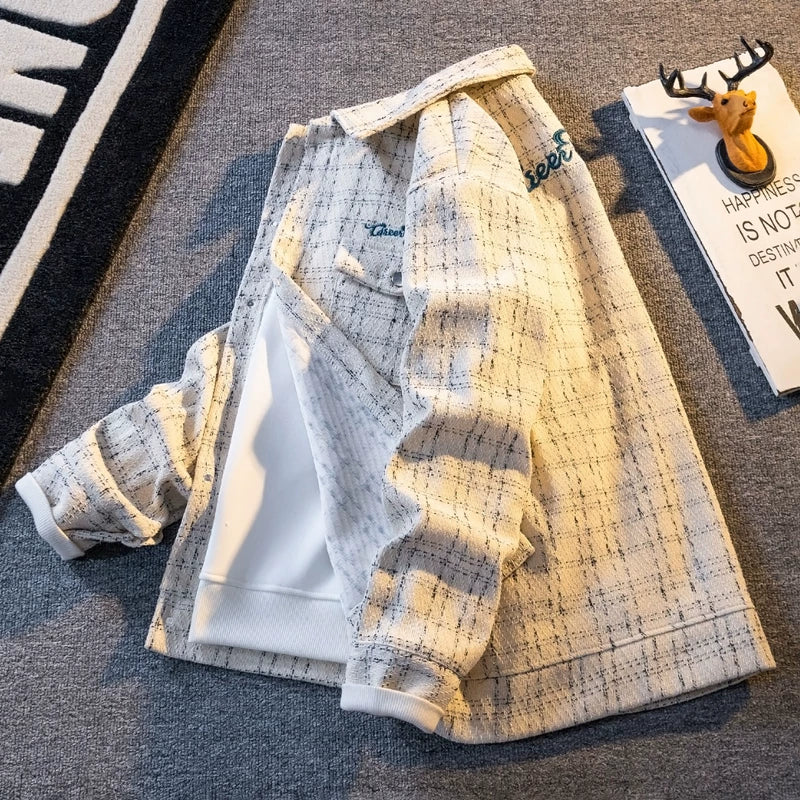 Chanel-dən ilhamlanmış, yaz və payız üçün mükəmməl olan, kişilər üçün qısa, geniş, gündəlik, çox yönlü yun palto. Həmçinin dəbli, yüksək səviyyəli dama-dama köynək daxildir.