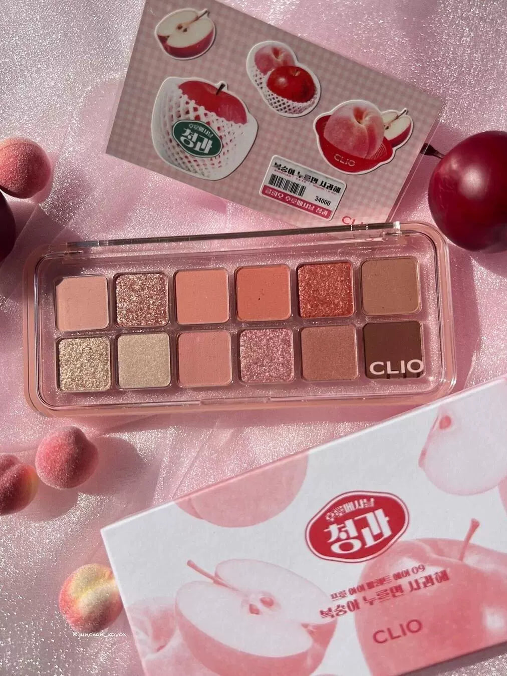 Clio Korea-nın payız/qış üçün yeni 12 rəngli göz kölgəsi palitrası, təbii torpaq tonları da daxil olmaqla, mat, parıltılı və vurğulayıcı çalarları özündə birləşdirir. (Orijinal məhsul)