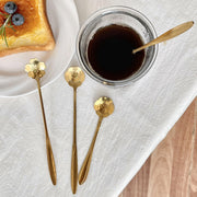Qızılgül ləçəkli qəhvə qaşığı paslanmayan poladdan albalı çiçəyi qarışdıran qaşıq Yapon üslublu ins üslubunda yaradıcı şirin uzun saplı desert qaşığı