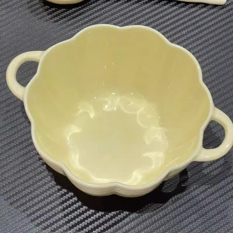 Ev istifadəsi üçün mükəmməl olan şirin krem tərzli keramika qab və qaşıq dəsti. Yüksək keyfiyyətli keramika dizaynı.