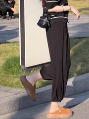 Qadın qara qısa hərəm şalvarı, 2026 yay stilində, böyük ölçüdə, yüksək belli, arıqladıcı və gündəlik. Kiçik bədən quruluşlu qadınlar üçün uyğundur.