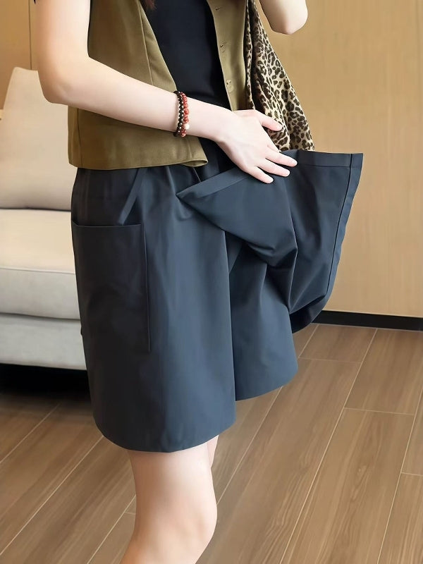 2026-cı ilin yayı üçün mükəmməl olan, böyük ölçülü, arıqladan, çoxfunksiyalı, yüksək belli gündəlik kulotlar. İncə, şık, geniş oturan enli şortlar.