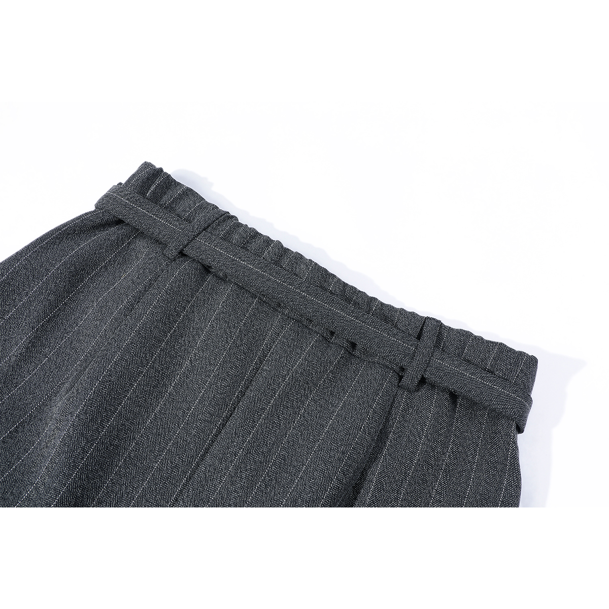 Cholisa-nın çox şirin və özünəməxsus qırçınlı zolaqlı midi ətəyi yaz və payız üçün yeni, arıq və zərif bir tərzdir.