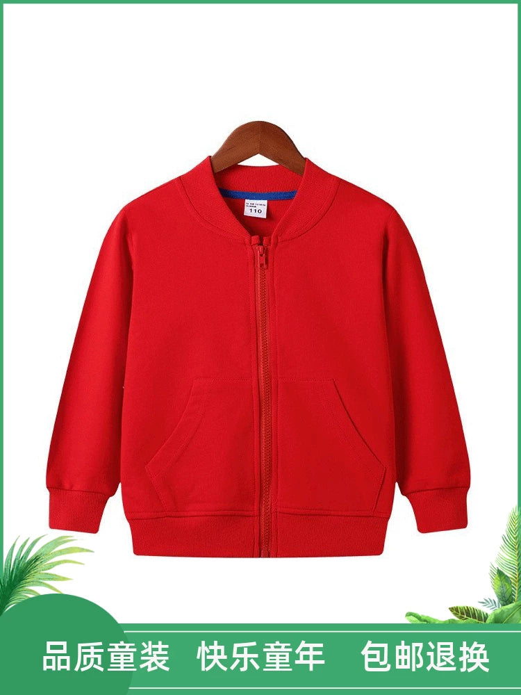 Çəhrayı, boz və mavi kimi düz rənglərdə uşaq kapşonlu şalvarlar, kardiqanlar və şık uşaq geyimləri.