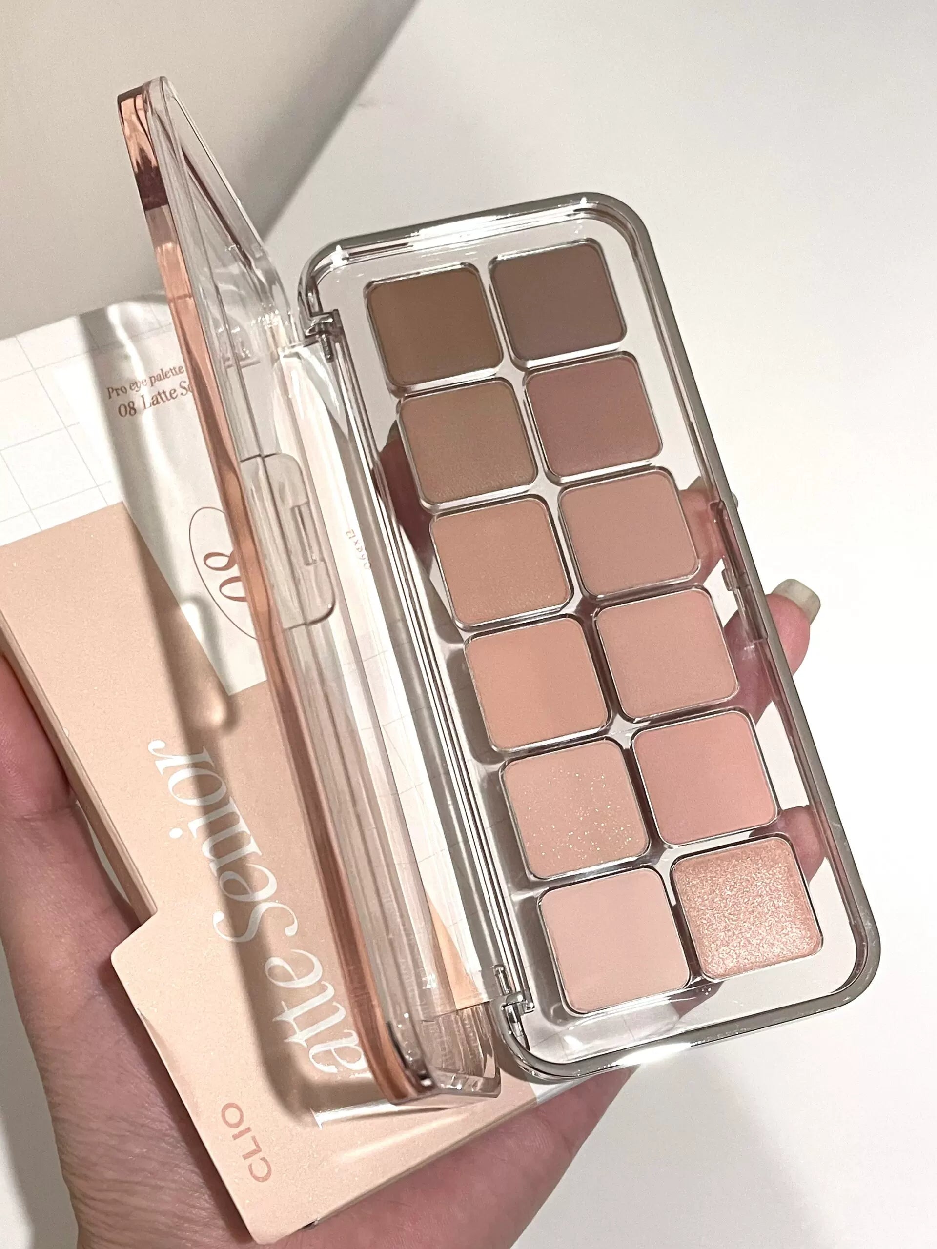 Clio Korea-nın payız/qış üçün yeni 12 rəngli göz kölgəsi palitrası, təbii torpaq tonları da daxil olmaqla, mat, parıltılı və vurğulayıcı çalarları özündə birləşdirir. (Orijinal məhsul)