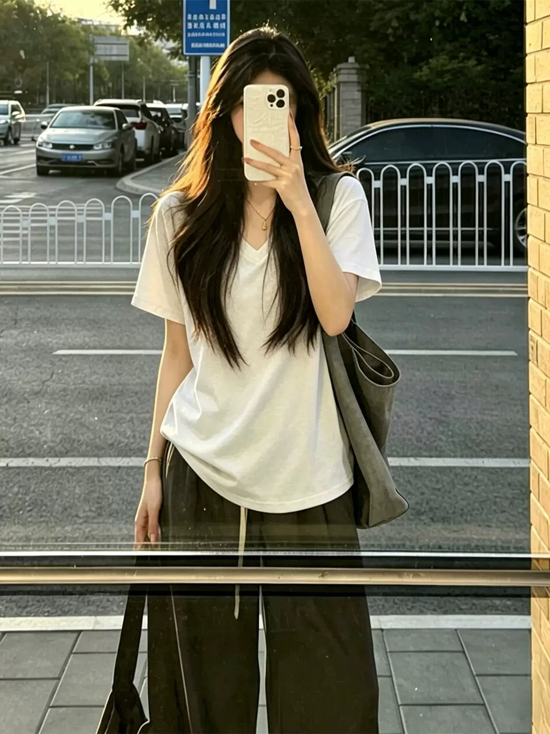 Sağ çiyinli V-yaxa düz rəngli qısaqol köynək Yay Koreya üslubunda boş nazik yarımqol top sadə çox yönlü təsadüfi köynək