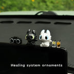 Avtomobil Aksesuarları Ağ-Qara Kiçik Uçan Əjdaha Sevimli Kukla Avtomobil Mərkəzi Konsolu Kukla Ekranı Yatan Dekorasiya