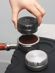 Espresso qəhvə tozu dispenseri 304 paslanmayan poladdan hündürlüyü tənzimlənən üç və dörd bıçaqlı 51/53/58 mm toz yayma aləti