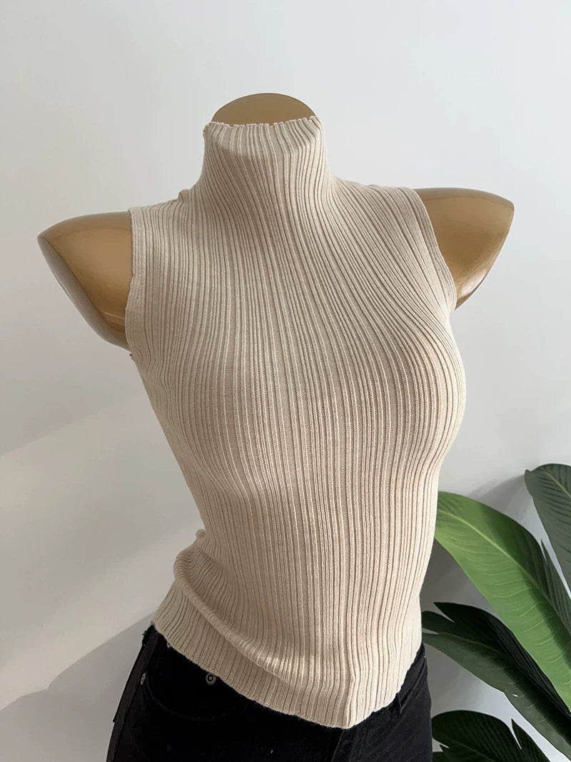 Çox yönlüdür! Bu Koreya üslubunda, şık, hündür yaxalı, qabırğalı qolsuz jilet əsas təbəqənin üzərinə qat-qat geyinmək üçün idealdır.