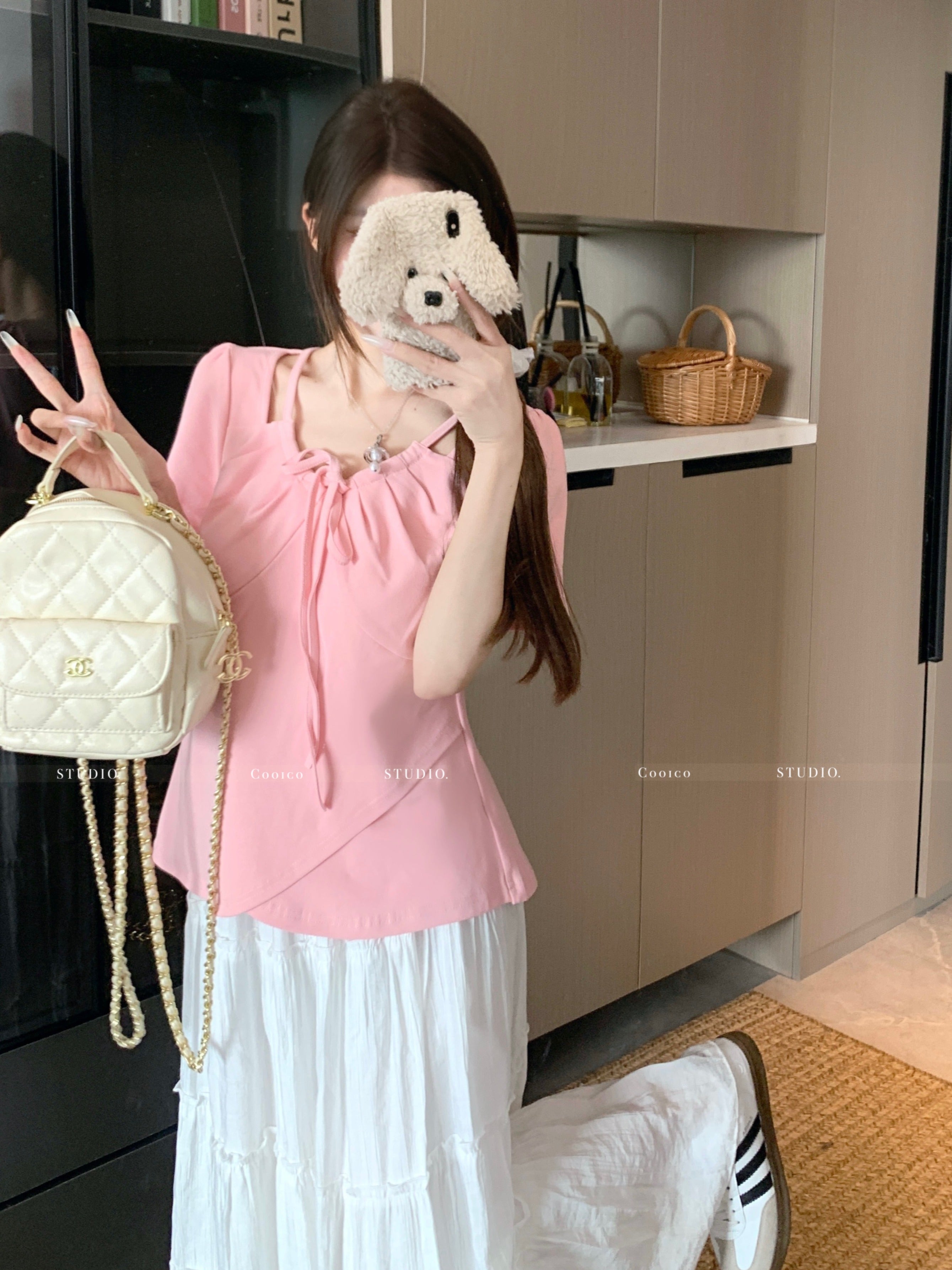 Böyük ölçülü qadın üçün, çiyinləri açıq dizaynlı, iki hissəli, qısaqol süni futbolka, yay üçün idealdır, arıqladır və gözəl görünür, qarnı gizlətmək üçün qeyri-bərabər ətəyi var.