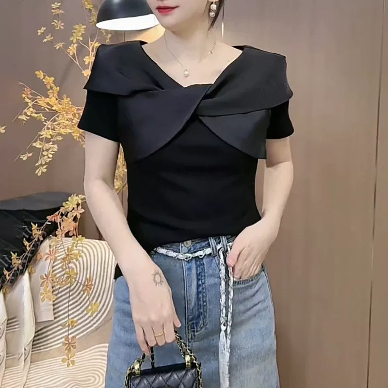 Dəbli və şık çarpaz yaxalı qısaqol köynək, yeni 2026-cı ilin yayı modası, böyük ölçüdə, qadınlar üçün unikal, gözəl və arıqladıcı top.