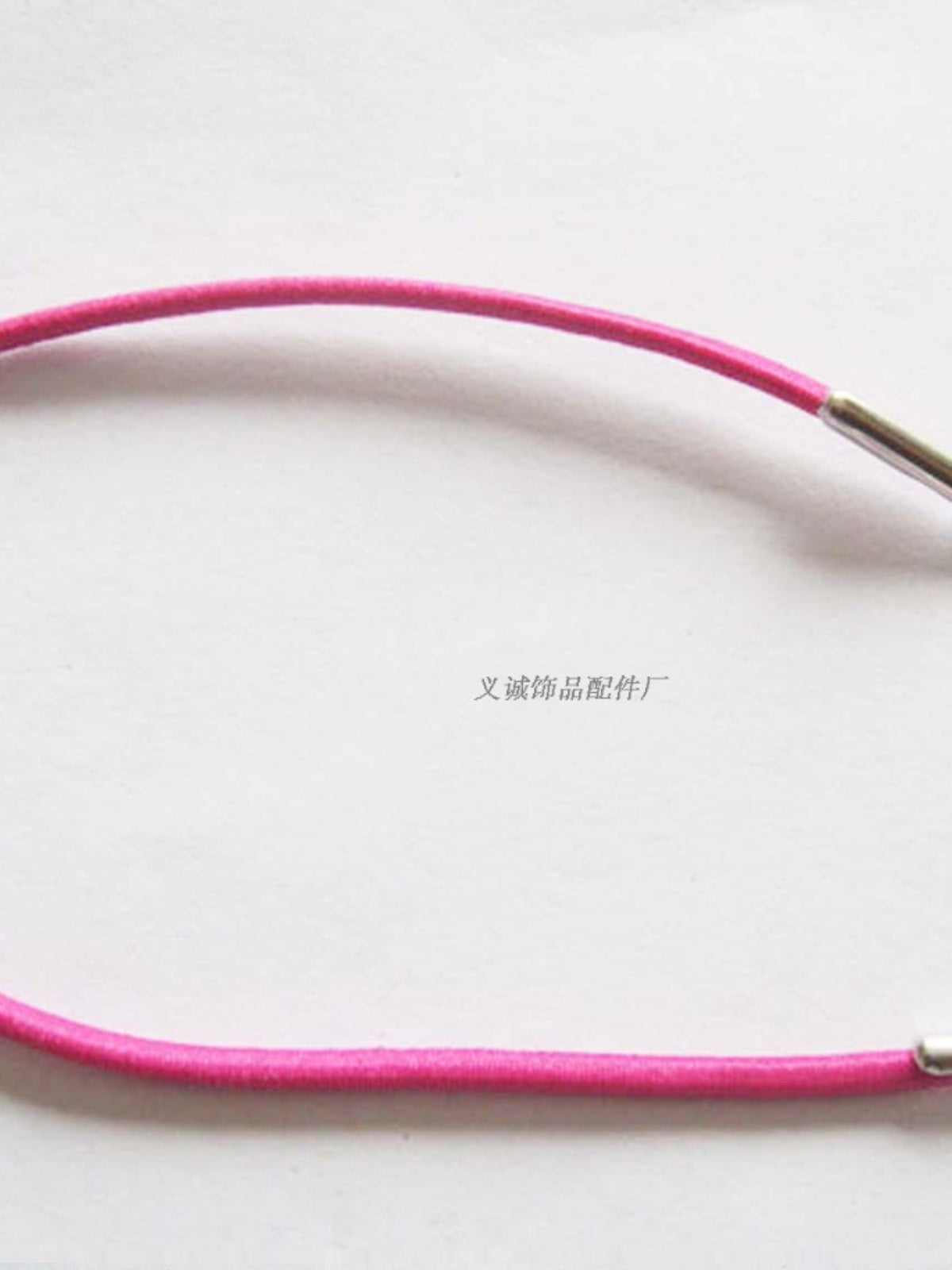 İstehsalçı saç lentləri üçün ip toqqa klipləri, gözləri bağlamaq üçün iplər, hər iki ucunda tokalı 28CM elastik iplər, 2MM idxal dəri istehsal edir.
