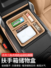 2023-2025 Land Rover Range Rover Sport Executive Edition modellərinə aiddir: Qoltuqaltı saxlama qutusu, mərkəzi konsol saxlama qutusu və əlcək qutusu.