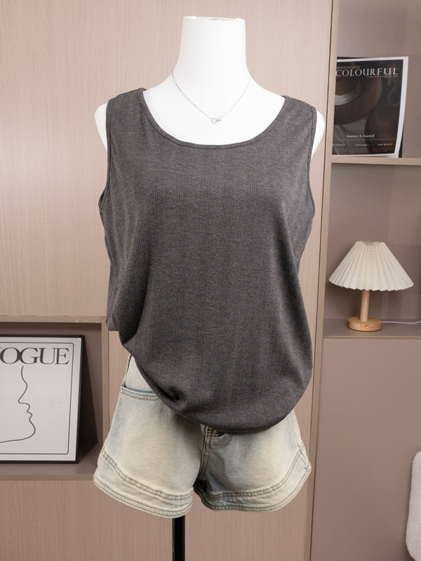 Böyük ölçülü qadın dairəvi yaxalı qolsuz mayka, yeni yay üslubunda, arıqladıcı və geniş formada, çöldə geyinmək üçün idealdır.