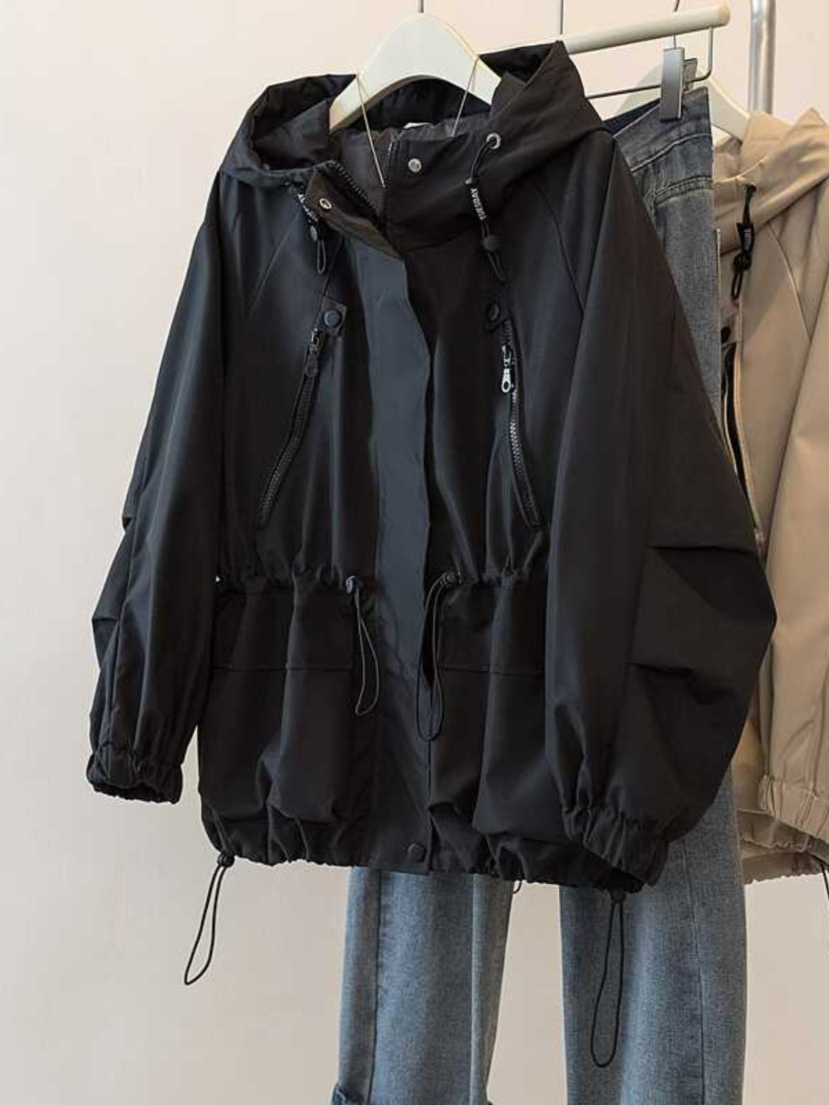 Qadınlar üçün böyük ölçülü, şık, geniş formalı, küləkdən qoruyucu gödəkçə, yaz üçün mükəmməldir, həm gözəl, həm də arıq, zərif və zərifdir.