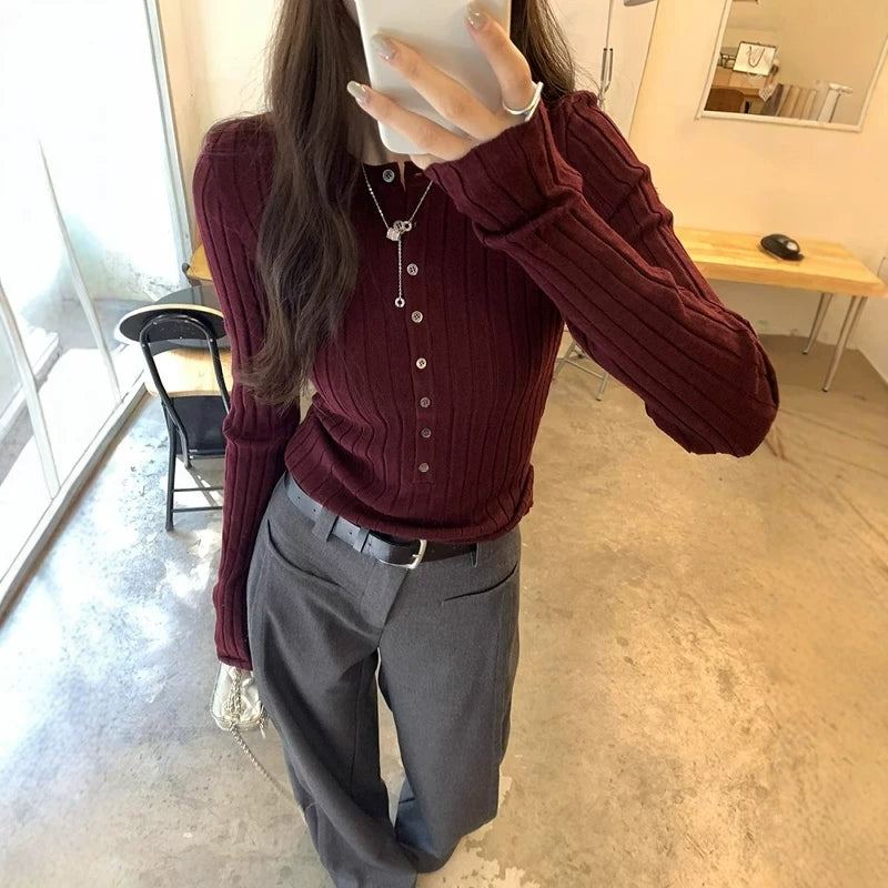 Fransız üslubunda yüksək keyfiyyətli qırmızı toxunma alt qatlı üst hissə, qadın payız və qış üst geyim dizaynı, incə formalı qısa sviter