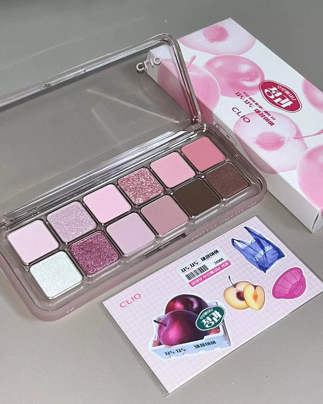 Clio Korea-nın payız/qış üçün yeni 12 rəngli göz kölgəsi palitrası, təbii torpaq tonları da daxil olmaqla, mat, parıltılı və vurğulayıcı çalarları özündə birləşdirir. (Orijinal məhsul)