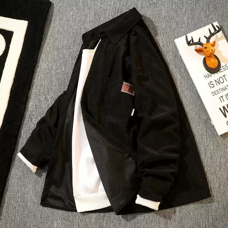 Chanel-dən ilhamlanmış, yaz və payız üçün mükəmməl olan, kişilər üçün qısa, geniş, gündəlik, çox yönlü yun palto. Həmçinin dəbli, yüksək səviyyəli dama-dama köynək daxildir.