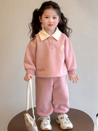 Annakids Koreya dəbli uşaq geyimləri brendi qızlar üçün payız və qış üçün yun astarlı idman kostyumu dəsti, iki ədəd polo yaxalıqlı sviter də daxil olmaqla.