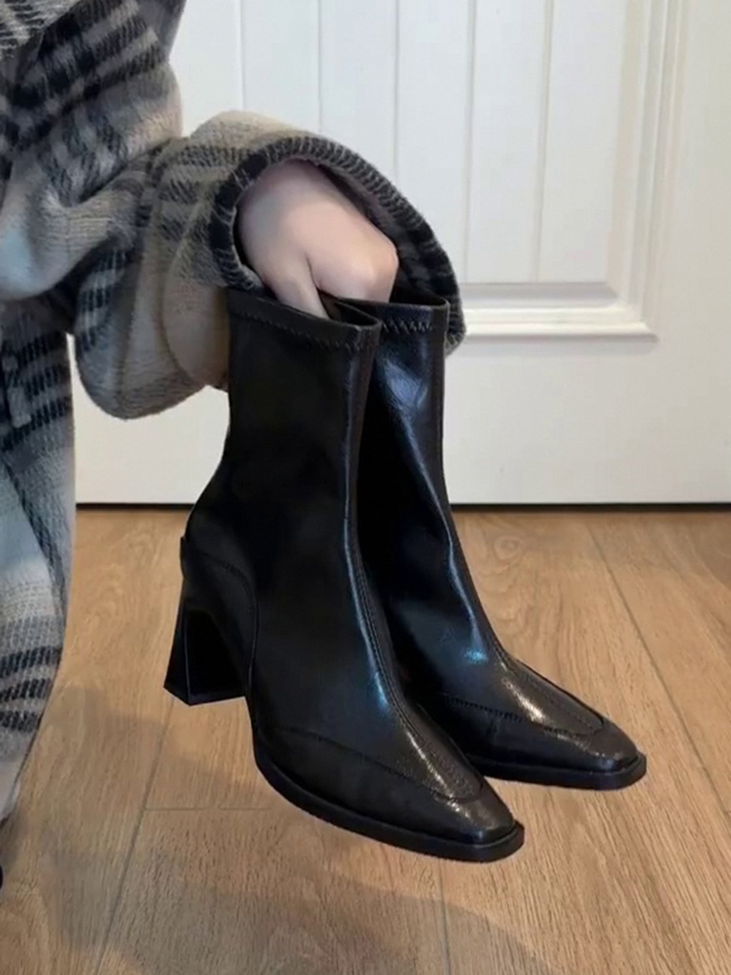 Qoyun dərisi versiyası ~ Qadınlar üçün orijinal dəri kvadrat burunlu fransız topuq çəkmələri, hündürdaban ayaqqabılar, 2025-ci ilin yeni modeli, qalın dabanlı ayaqqabılar, Martin çəkmələri, elastik və nazik çəkmələr.