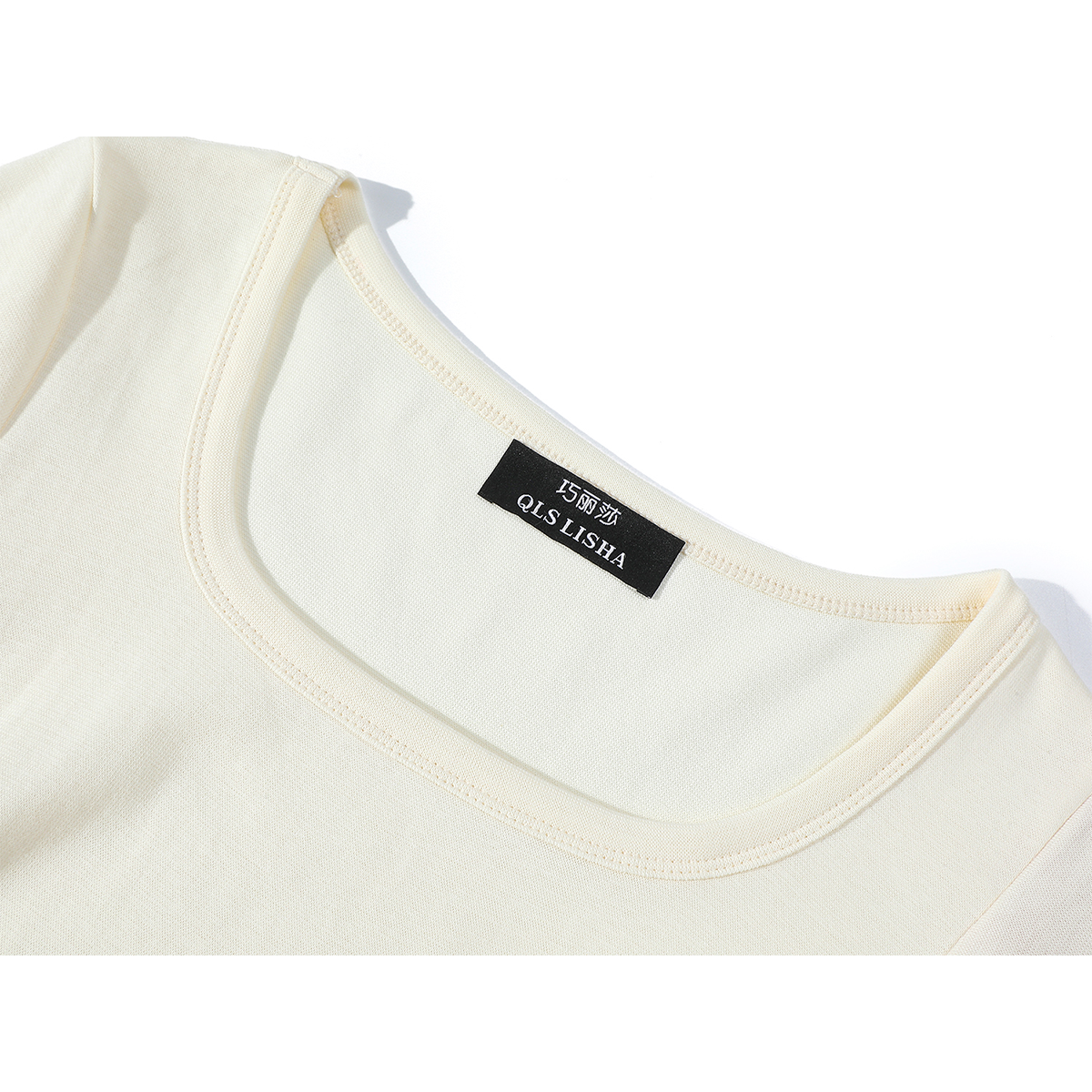 Cholisa-nın asimmetrik topu özünəməxsus dizayna, kiçik ölçülü üsluba malikdir və yay üçün idealdır. Kvadrat yaxa, düz çiyinlər, incə oturuş və qısa qolları ilə çox şık və cəlbedici bir köynək halına gətirir.