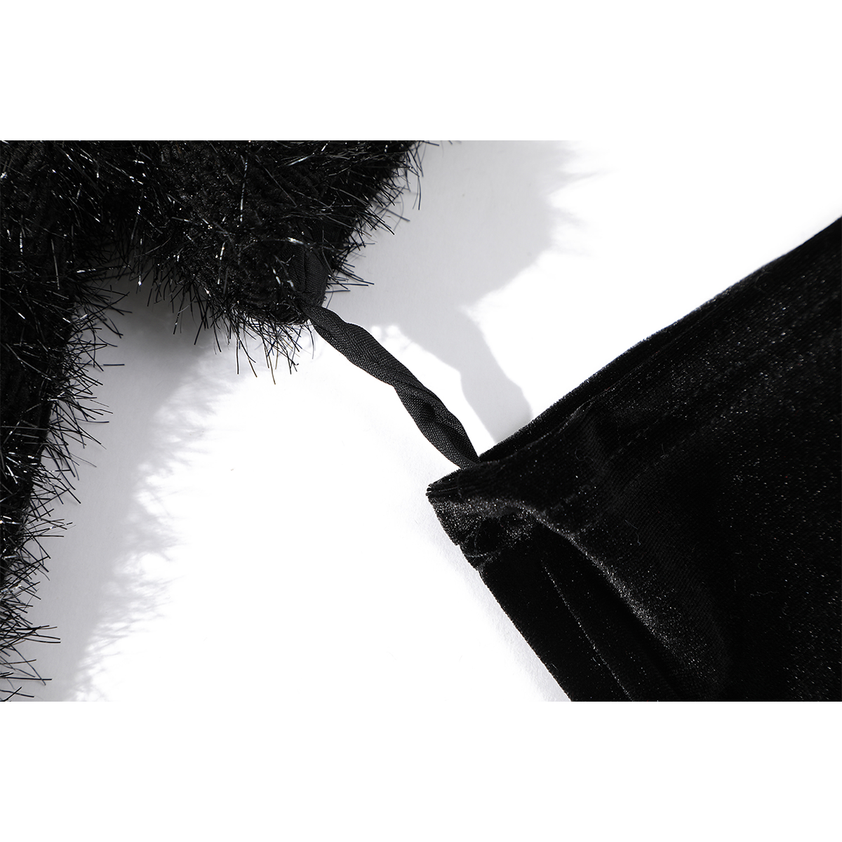 Cholisa payız və qış Yeni il geyimləri üçün mükəmməl olan qara donunda nəcib və zərif bir aura nümayiş etdirir. Don özünəməxsus dizayna malikdir və incə qısadır.