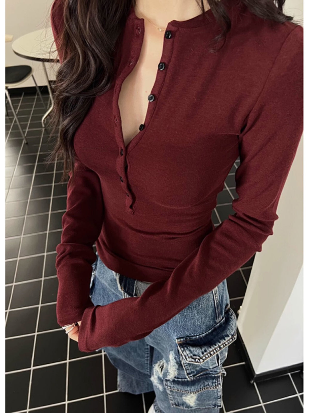 Qadınlar üçün tünd qırmızı V-formalı uzunqol iç köynək, yaz və payız, təmiz pambıqdan, incə oturuşlu, dar oturuşlu, çiyinsiz, qısa top