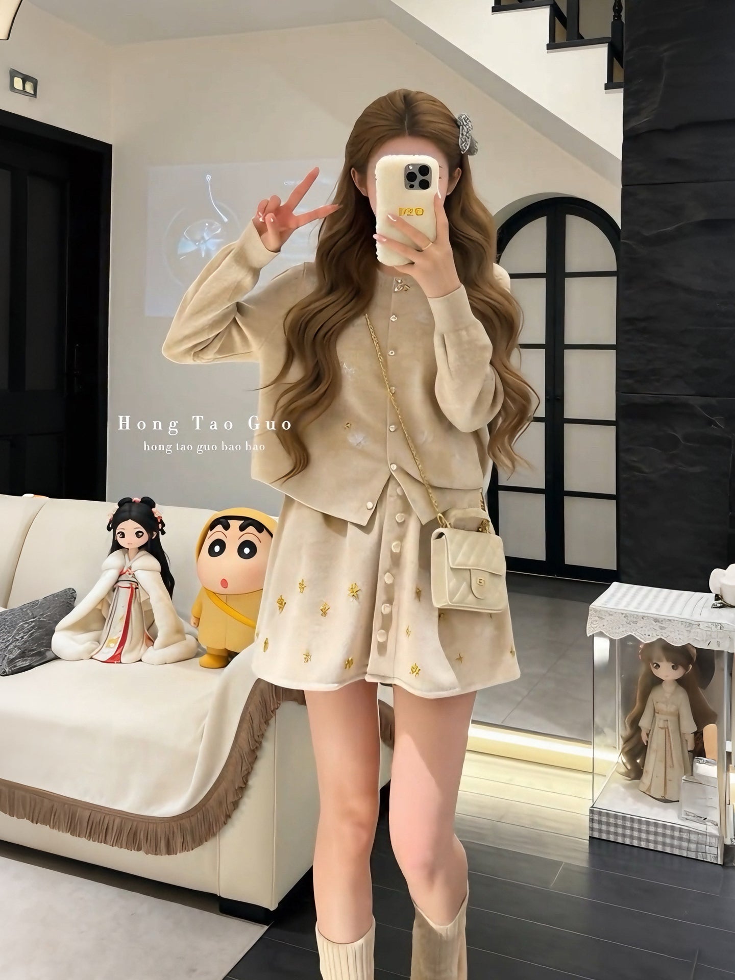 Erkən yaz Koreya üslubunda geyim: Chanel-dən ilhamlanmış yumşaq hırka və zəngin bəzəkli mini ətəkdən ibarət iki hissəli tam dəst.