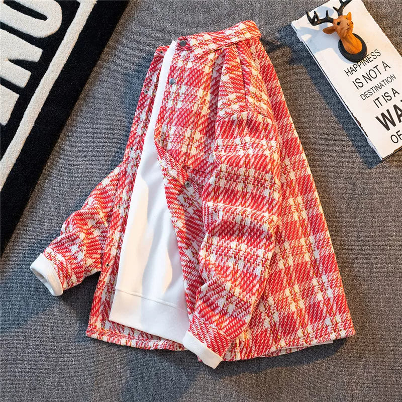 Chanel-dən ilhamlanmış, yaz və payız üçün mükəmməl olan, kişilər üçün qısa, geniş, gündəlik, çox yönlü yun palto. Həmçinin dəbli, yüksək səviyyəli dama-dama köynək daxildir.