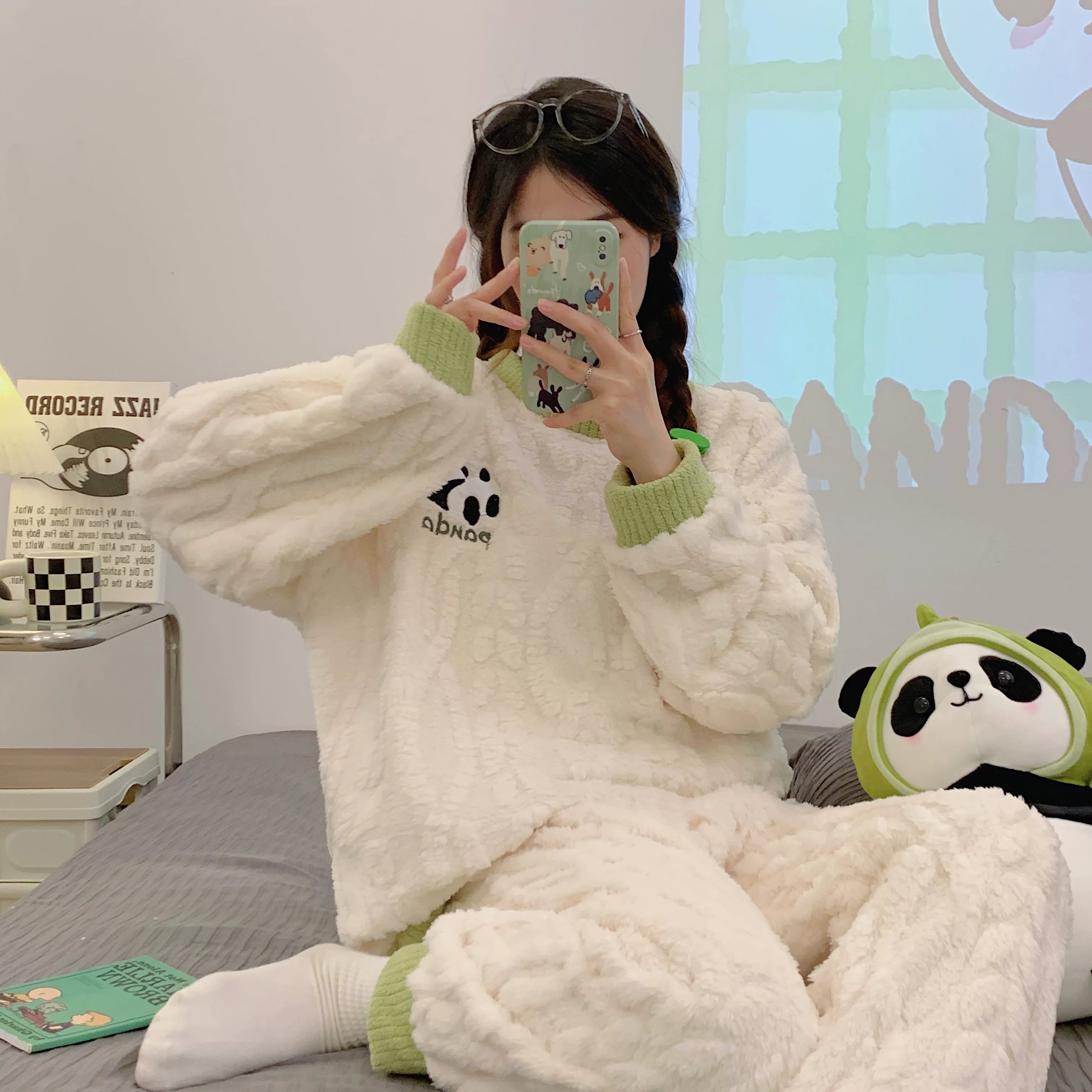 Cizgi filmi boz və qara pişik qış yeni mərcan yunlu pijama qadın yun astarlı və qalınlaşmış tələbə flanel ev geyimi xarici geyimlər