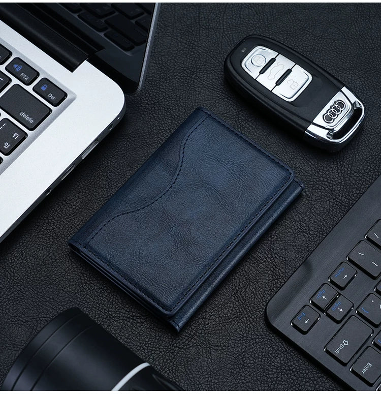 Bütün Apple iPhone modelləri ilə uyğun MagSafe maqnit telefon tutacağı və kart tutacağı. Çoxkartlı yuvası olan üçqat qatlanan çanta.