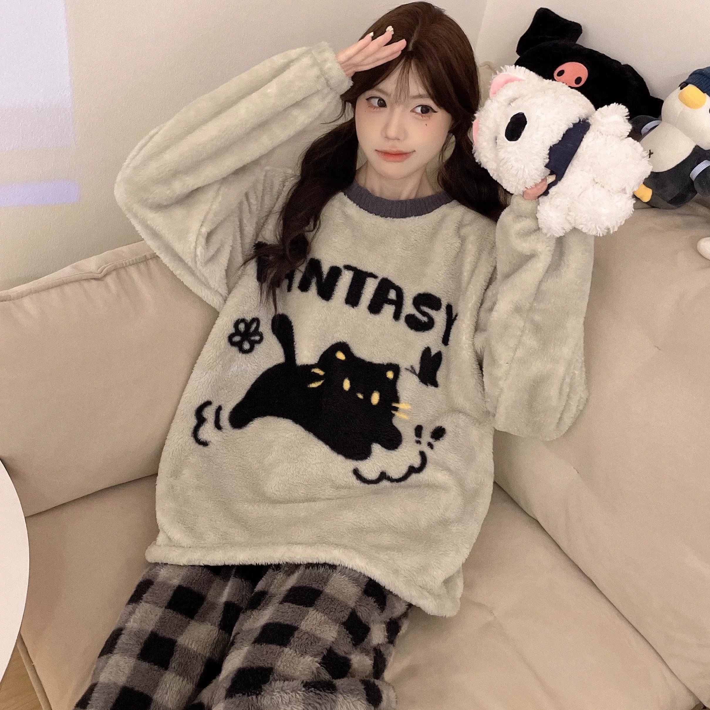 Cizgi filmi boz və qara pişik qış yeni mərcan yunlu pijama qadın yun astarlı və qalınlaşmış tələbə flanel ev geyimi xarici geyimlər