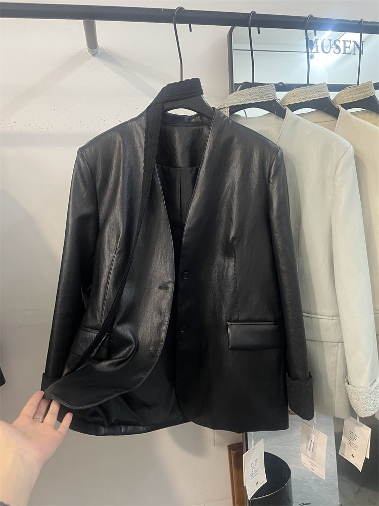 2026-cı ilin yazında trend olan, zərif və yüksək səviyyəli bir görünüş üçün axıcı V-yaxalı və yumşaq protein dərisinə malik qadınlar üçün yaxasız dəri kostyum.