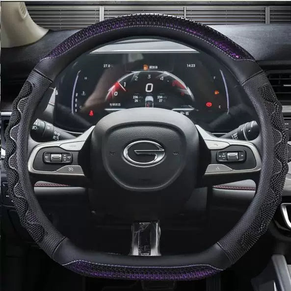 GAC Trumpchi GS4 MAX üçün uyğun olan bu, avtomobil modifikasiyası üçün hazırlanmış yeni EMKOO sükan örtüyüdür.