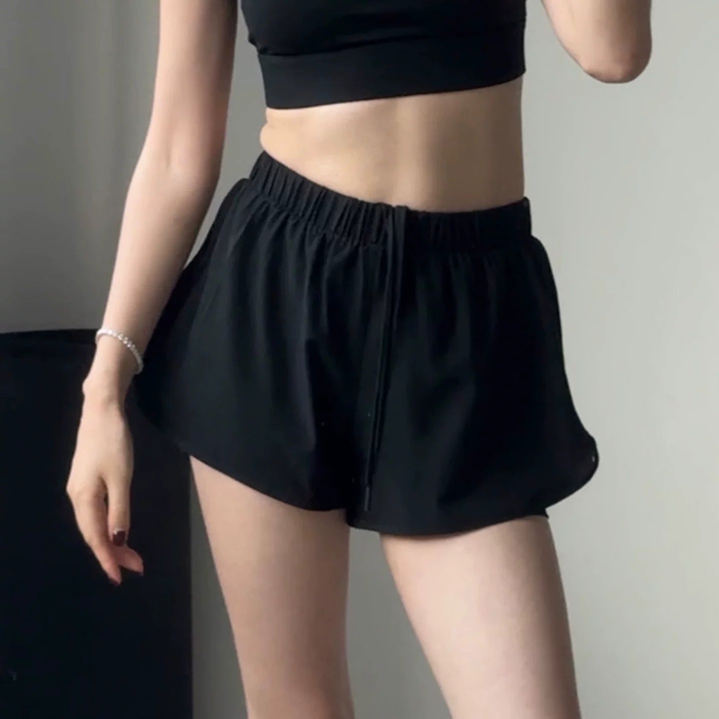 Yoyo qadınlar üçün saxta iki parçalı yoqa şalvarları, ekspozisiyaya qarşı idman şortları, fitnes şalvarları, nazik, nəfəs alan, tez quruyan qaçış şalvarlarını tövsiyə edir.
