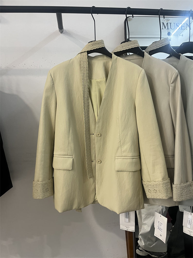 2026-cı ilin yazında trend olan, zərif və yüksək səviyyəli bir görünüş üçün axıcı V-yaxalı və yumşaq protein dərisinə malik qadınlar üçün yaxasız dəri kostyum.