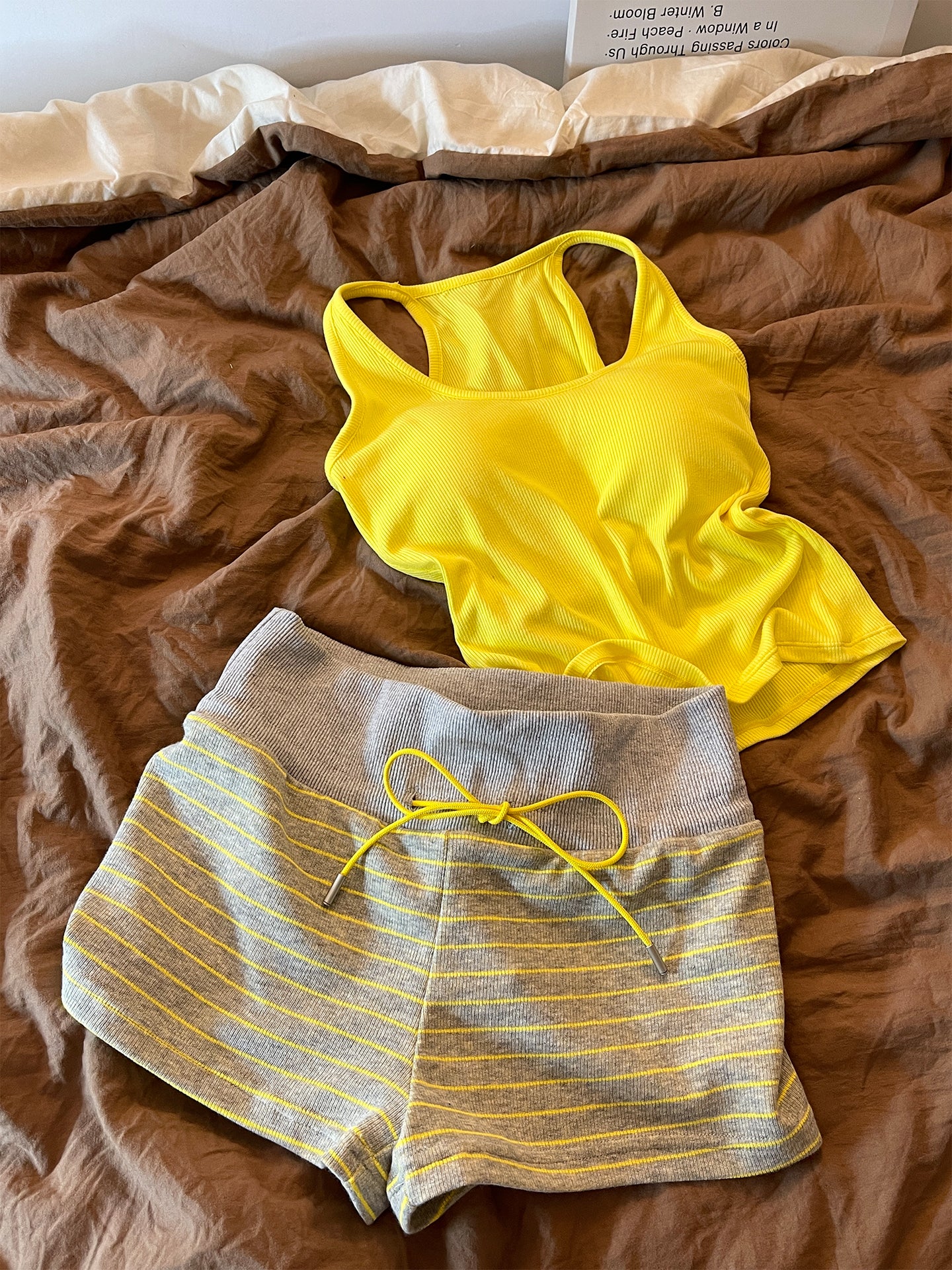 Qadınlar üçün sinə yastıqları olan dopamin sarı qayışlı pijama 2026 yay yeni zolaqlı nazik şort ev paltarı dəsti