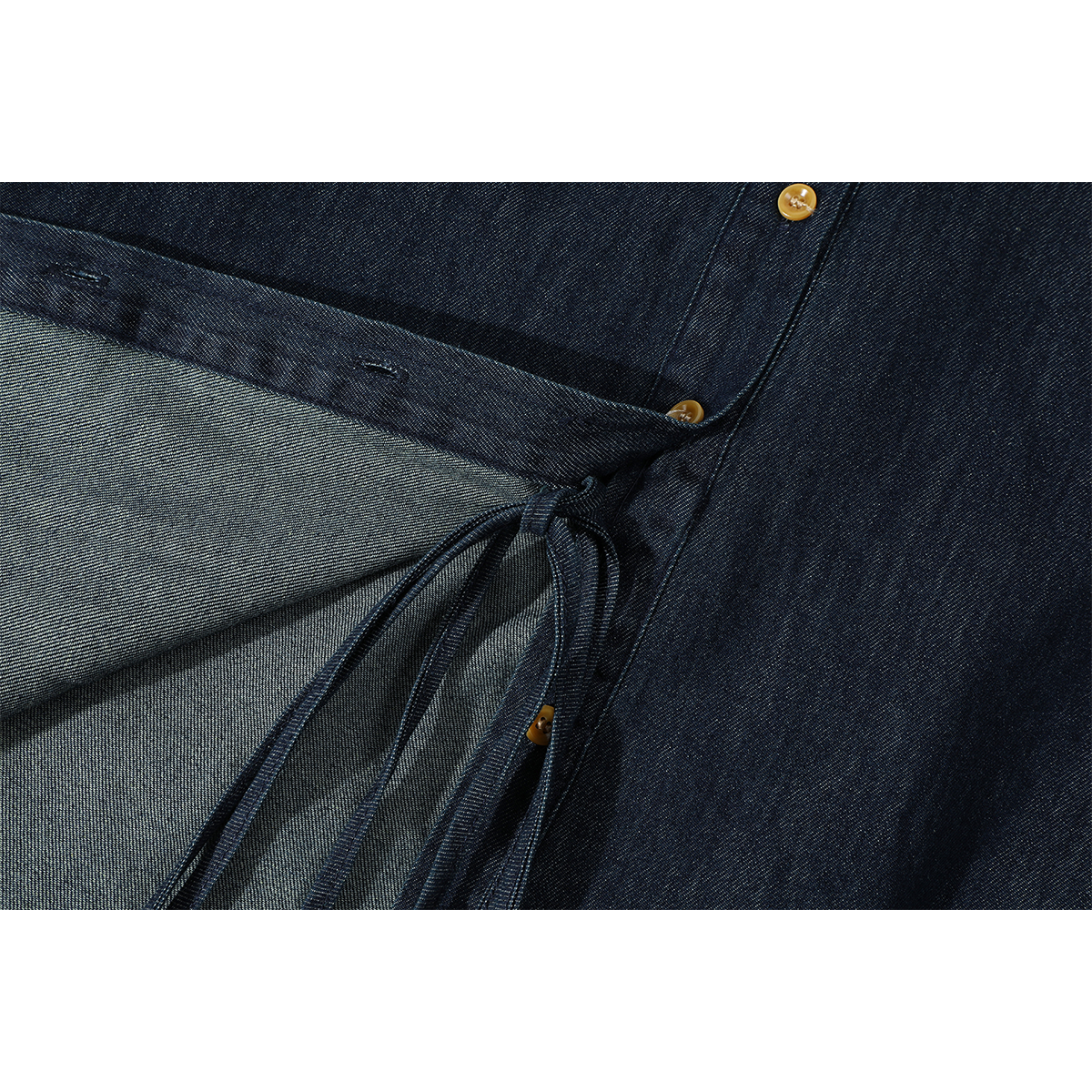 Cholisa-nın bu yaz qadınlar üçün dəbli və unikal uzunqol denim köynəyi yüksək səviyyəli dizayndır və yaz üçün mütləq alınmalı bir şeydir.