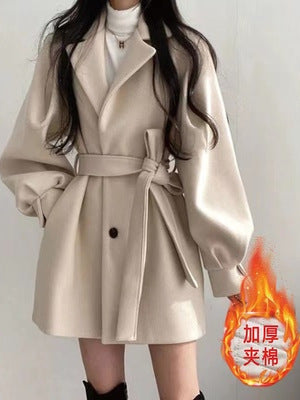 Qadın qış yun paltosu, kiçik, orta uzunluqlu, kostyum yaxası, qalınlaşdırılmış, kəmərli, arıqladıcı, fənər qollu, pambıqla örtülmüş trençkot