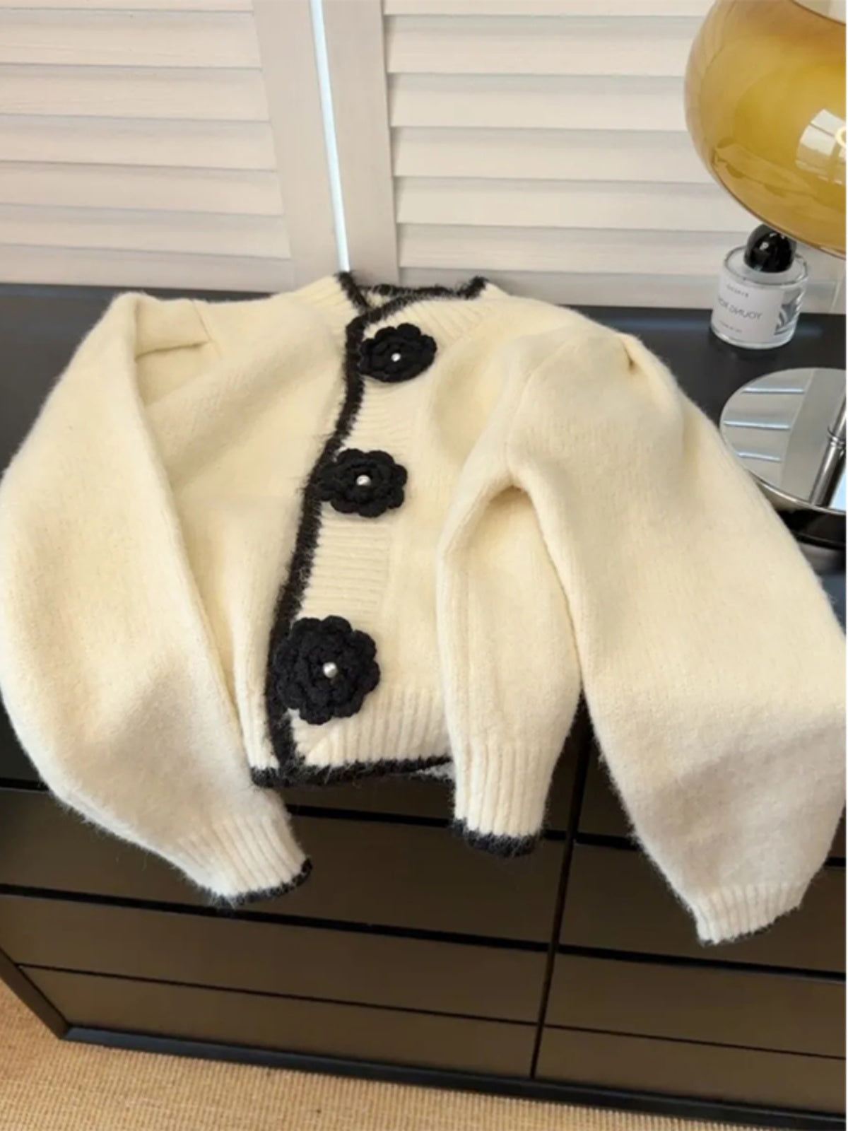 Qadın üçün zərif Chanel üslublu hırka, incə bədən forması, qısa model, kameliya toxunmuş hırka, yeni yaz və payız köynəyi.