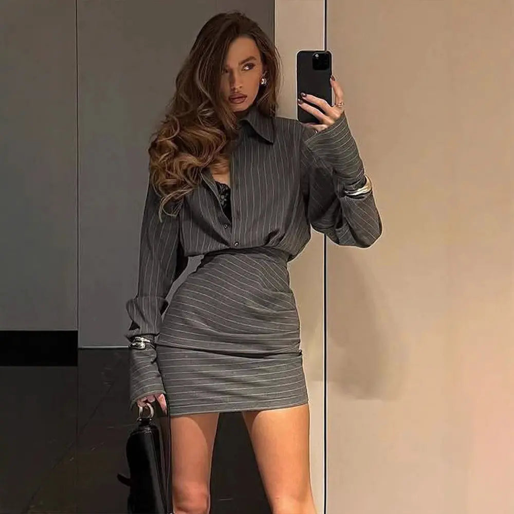 Qadınlar üçün Avropa və Amerika üslubunda zolaqlı köynək və qısa ətək dəsti