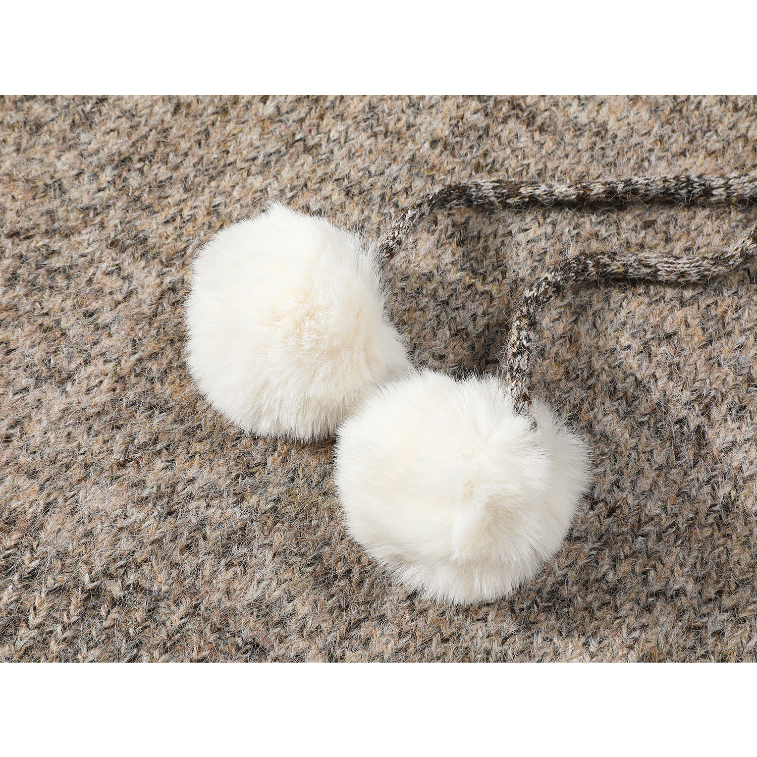 Cholisa-nın qadınlar üçün yumşaq, şık və gənclik üçün nəzərdə tutulmuş topu, payız və qış üçün qalınlaşdırılmış, çıxarıla bilən xəz yaxalıqlı çoxfunksiyalı sviter.