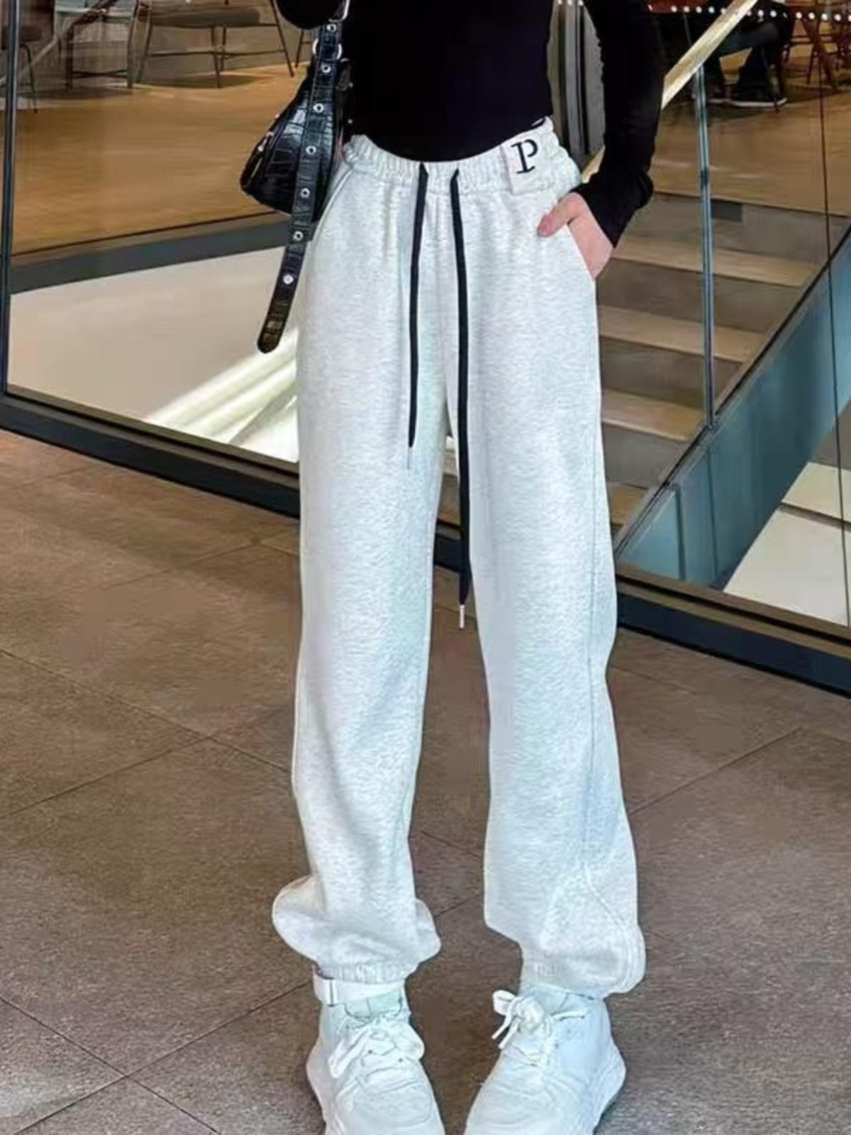 Böyük Ölçülü Qadın Şalvarı Avropa Stilində 2026 Qış Yeni Gəliş Elastik Bel Yun Astarlı P Hərfli Naxışlı Konfet Rəngli İdman Şalvarı