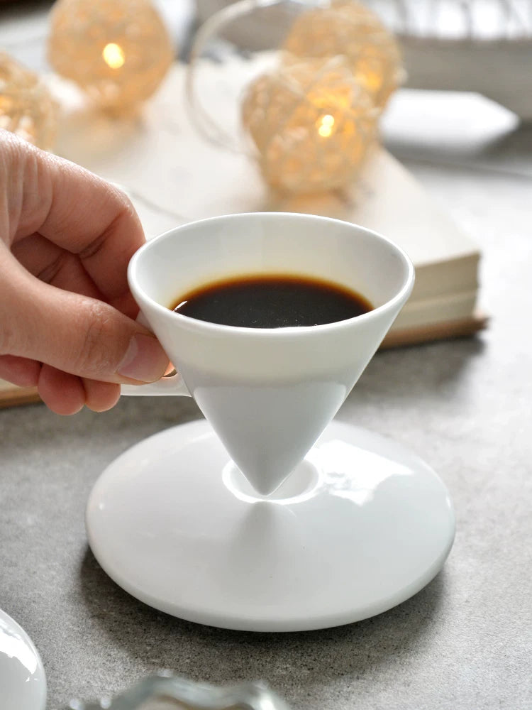 Longmeige bone china əl ilə dəmlənmiş qəhvə fincanı və espresso üçün qaşıqlı nəlbəki dəsti şəxsiyyəti, incəliyi və gözəl görünüşü ilə kiçik fincanı paylaşır