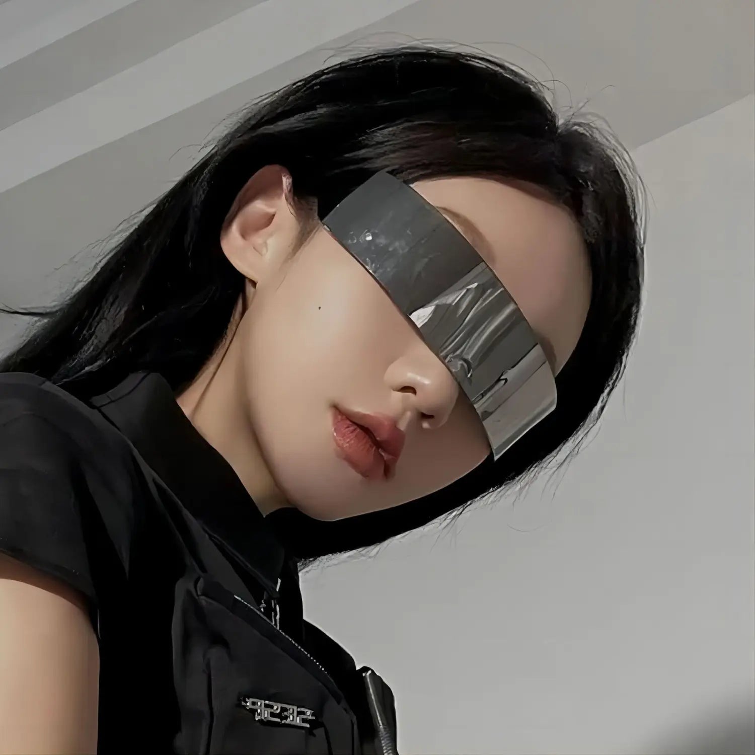 Şəkil çəkdirmək üçün Cyberpunk futuristik texnologiyaya uyğun eynəklər, dəbli kişi və qadın elmi-fantastik baş bantları, günəş eynəkləri, küçə diskotekaları və hamısı bir yerdə