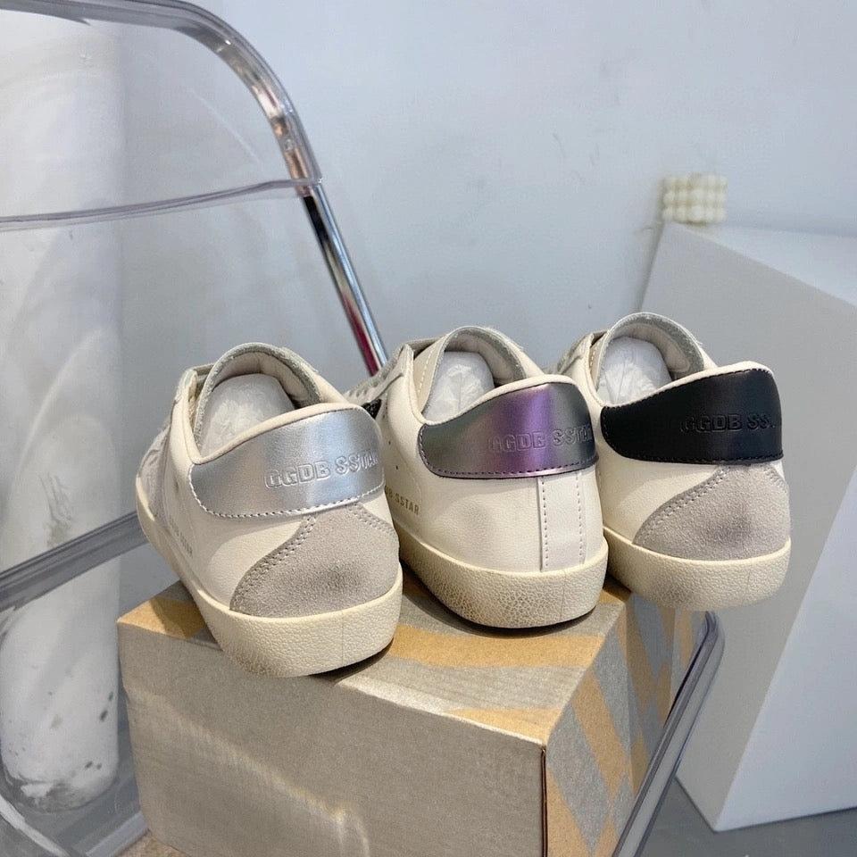 Qış üçün yun astarlı Koreya üslubunda dəbli, zədələnmiş dəri qadın orijinal dəri, zədələnmiş ulduzlu düz idman ayaqqabıları, retro ağ idman ayaqqabıları, çirkli idman ayaqqabıları