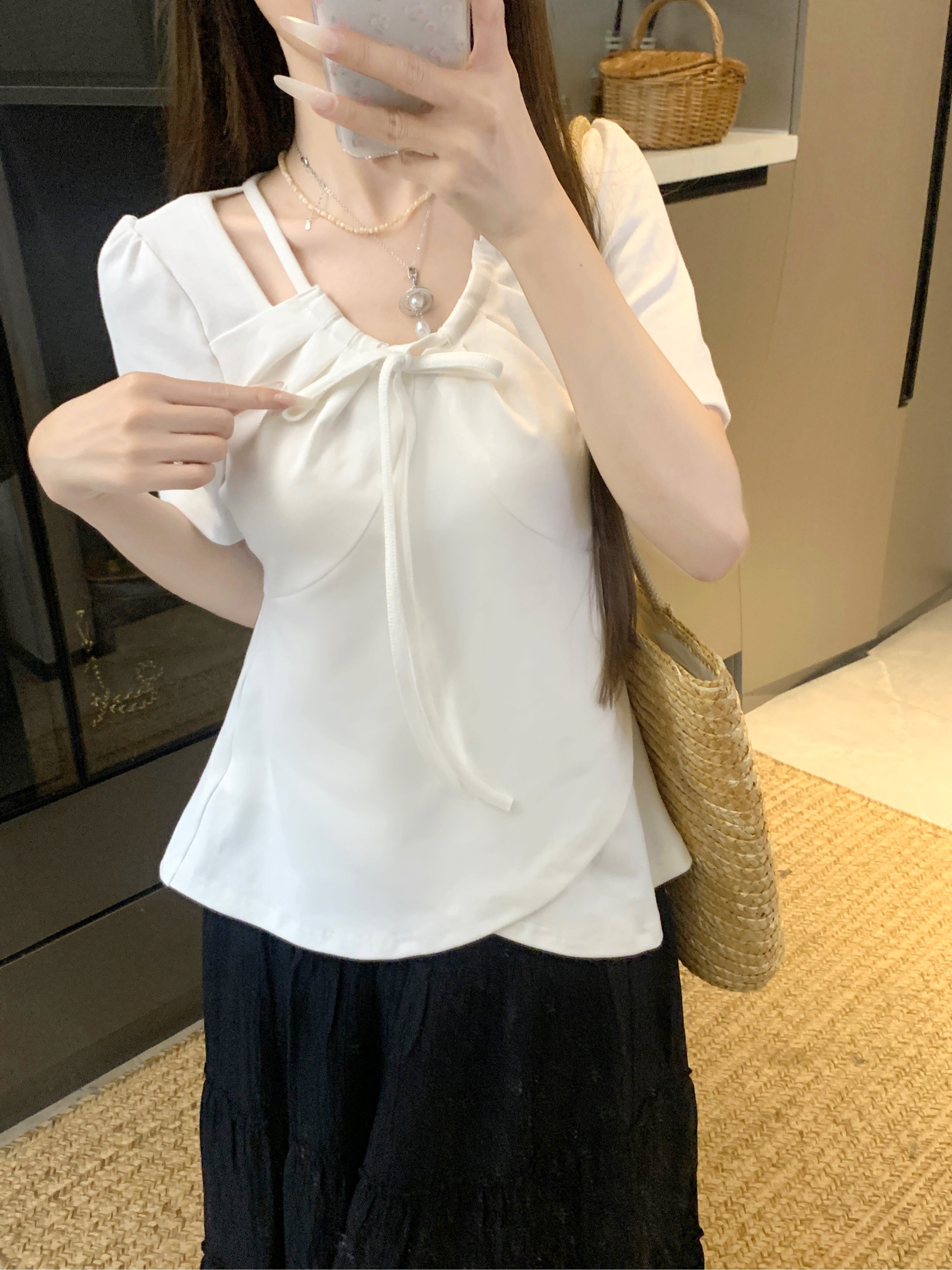 Böyük ölçülü qadın üçün, çiyinləri açıq dizaynlı, iki hissəli, qısaqol süni futbolka, yay üçün idealdır, arıqladır və gözəl görünür, qarnı gizlətmək üçün qeyri-bərabər ətəyi var.