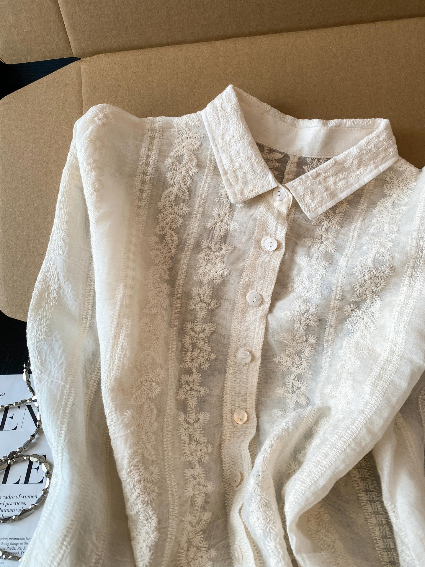 Yüksək səviyyəli Guangzhou On Üç Fabrikinin Ən Çox Satılan Məhsulu: Zərif Naxışlı Yaz və Payız üçün Qadın Uzunqollu Krujeva Jakarlı Naxışlı Köynək