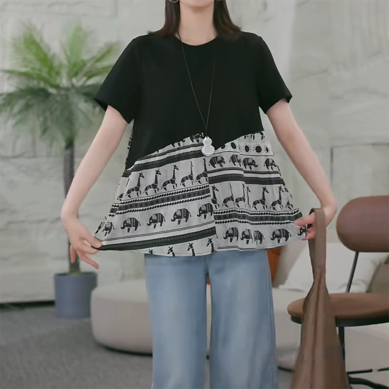 Böyük ölçülü, geniş bədən formasında, yamaqlı qısaqollu qadın köynəyi, yeni yay stili, arıqladıcı retro naxışlı top.